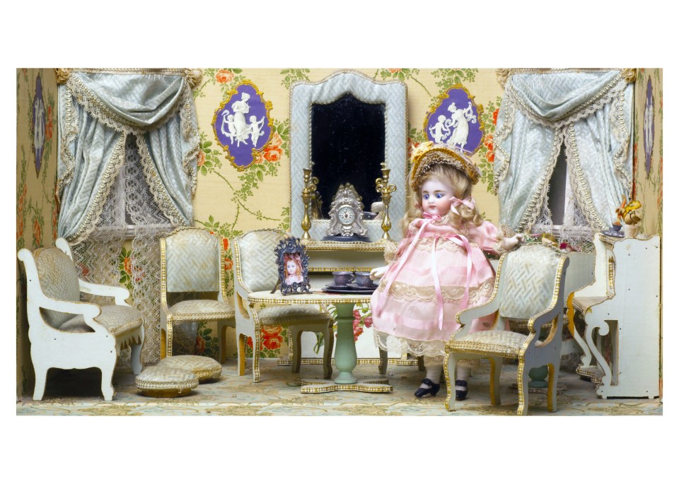 Paris Travel Children Doll Museum