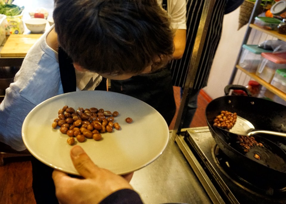 Leap Hop Cooking Chengdu Listening to peanuts