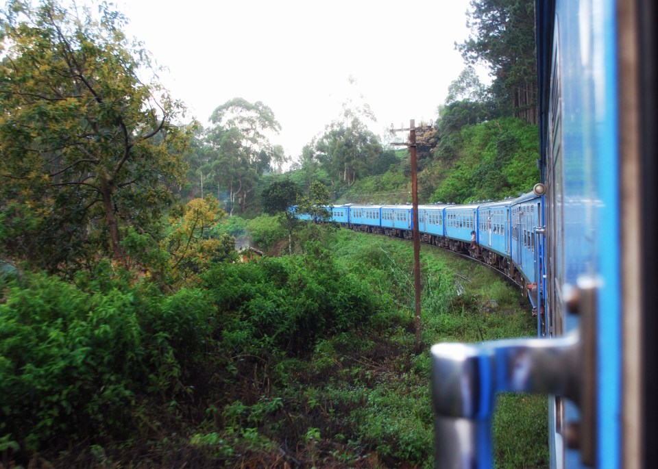 leap-hop-sri-lanka-train-to-nuwara-elyia